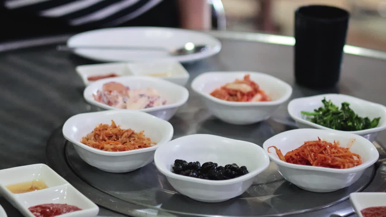 테이블 위 에 여러 가지 한국 음식 을 배열 하는 것