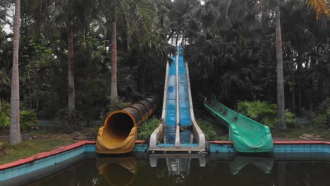 volando hacia toboganes abandonados en el parque acuático hue vietnam, aero