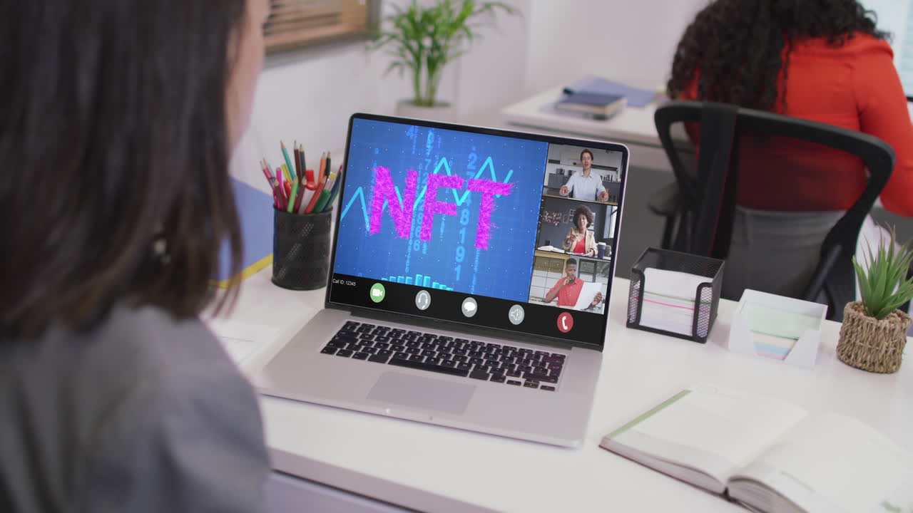 mujer de negocios caucásica que usa una computadora portátil para videollamadas con diversos colegas de negocios