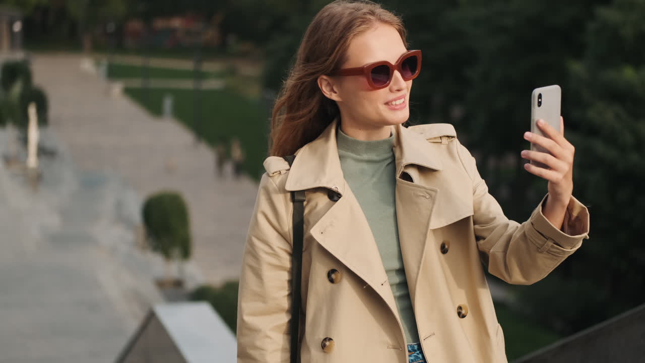 кавказская студентка звонит на улице.