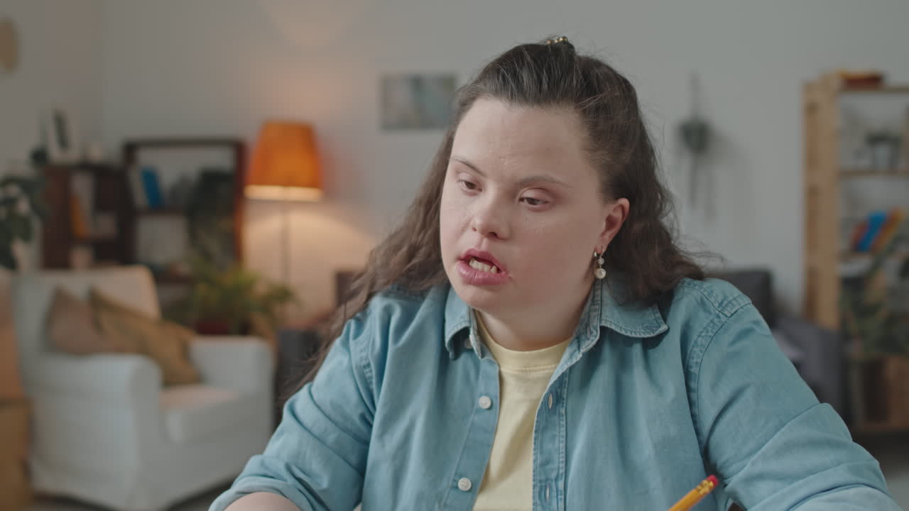 Donna con sindrome di Down che studia a casa