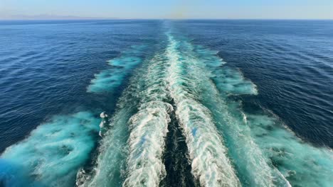 impresionantes patrones de estela creados por un barco que navega a través de aguas azules claras