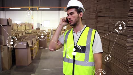 animación de la red de conexiones sobre trabajador masculino caucásico usando teléfono inteligente en el almacén