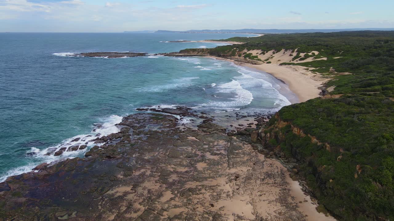 vista panorámica de la playa de guijarros y la península de punta de soldados desde el cabo de norah head en nsw, australia