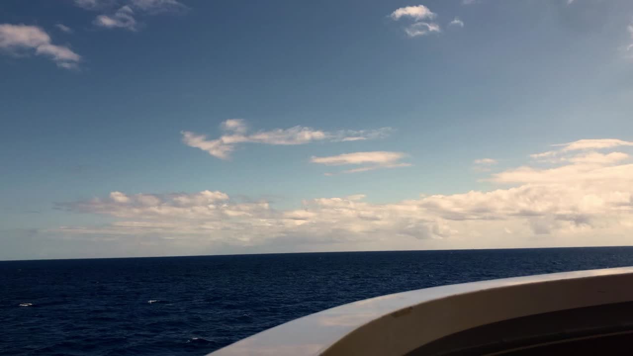 Blick auf den Sonnenuntergang am Horizont von der vorderen linken Seite eines Bootes