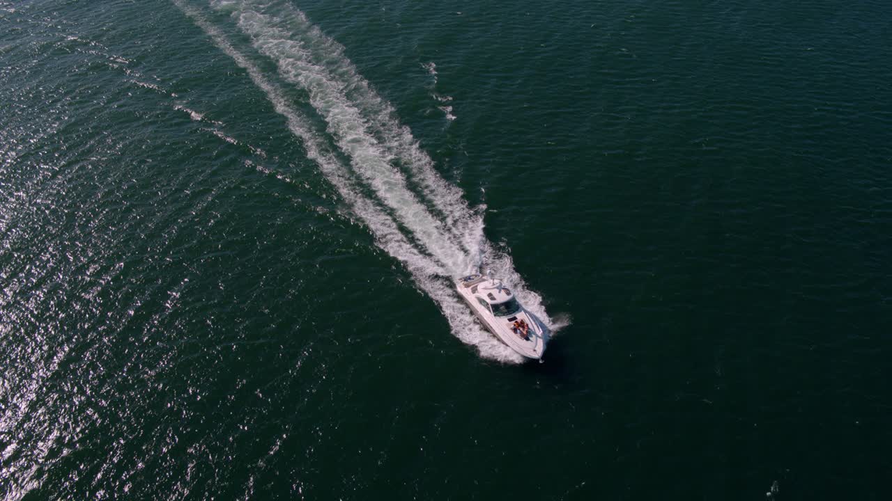 갑판 에 있는 청소년 들 과 함께 바다 에서 항해 하는 요트