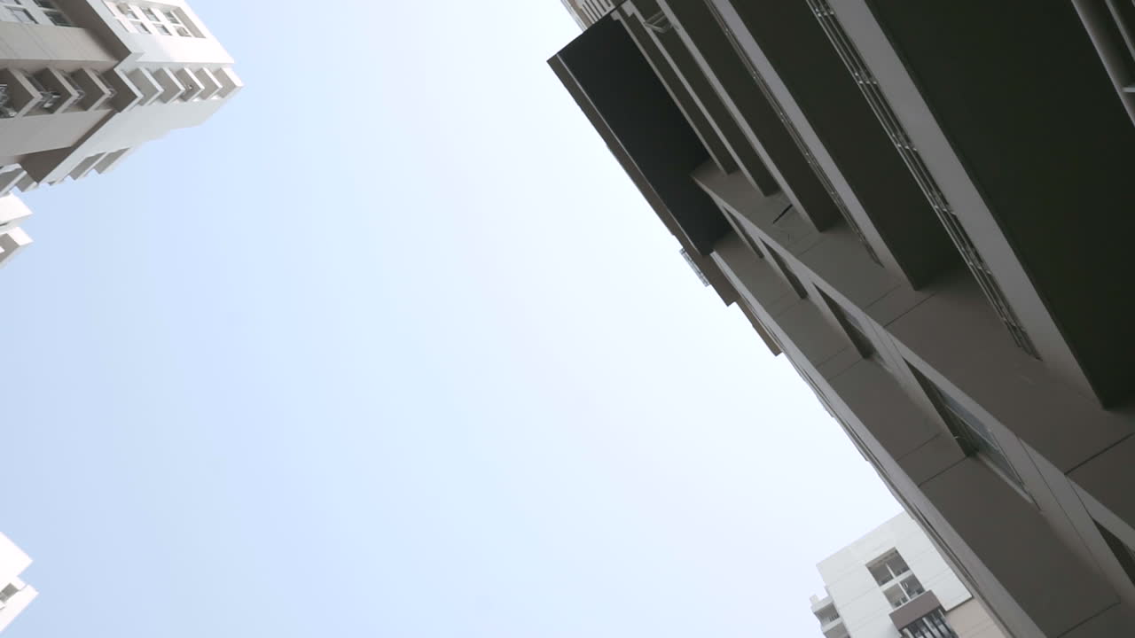 un enorme edificio de apartamentos residenciales en delhi, india