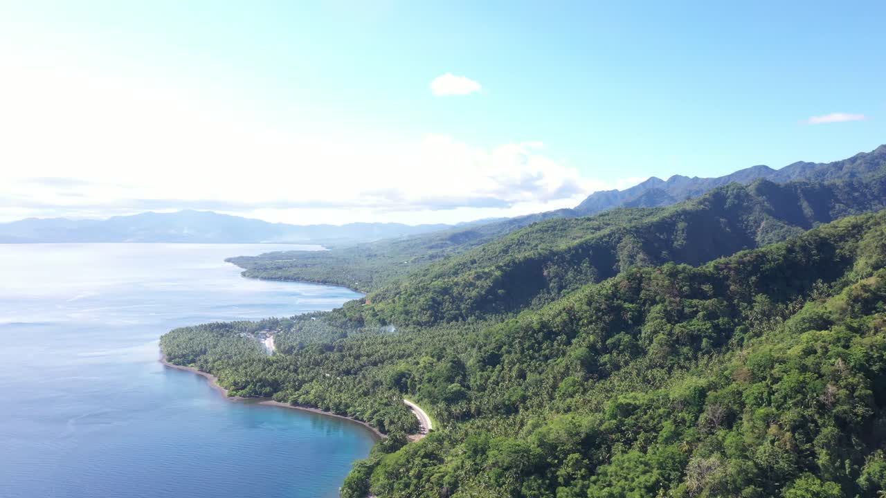 필리핀의 열대 섬에서 여름에 바다가 보이는 푸른 산의 공중 전망