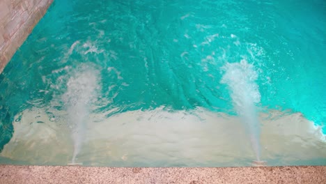 piscine avec jacuzzi et eau bouillonnante et vagues hydro massage intérieure