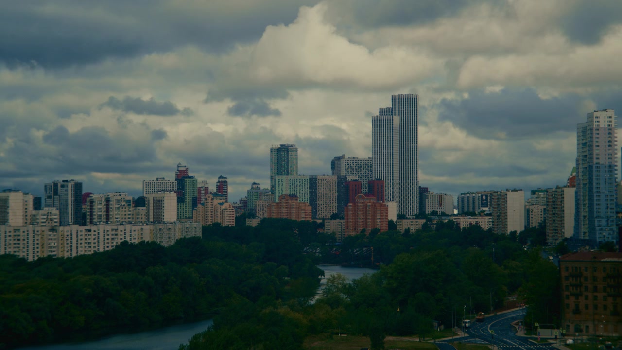 Vista Ampla de Bairro Metropolitano Capturada como um Timelapse Diurno