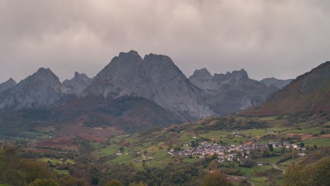 Timelapse-Valle-De-Lescun-En-La-Cordillera-De-Los-Pirineos-Franceses-Hermosa-Tarde-Nublada-De-Otoño