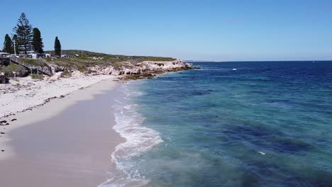 Weißer-Sandstrand,-Blauer-Himmel-Und-Der-Indische-Ozean-In-Australien