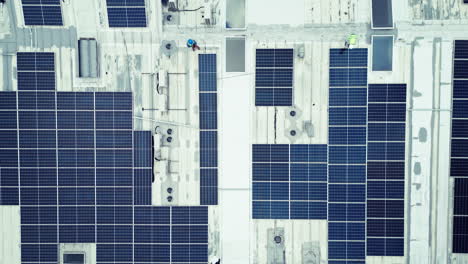 Antena,-Energía-Solar-Y-Un-Trabajador-De-La-Construcción