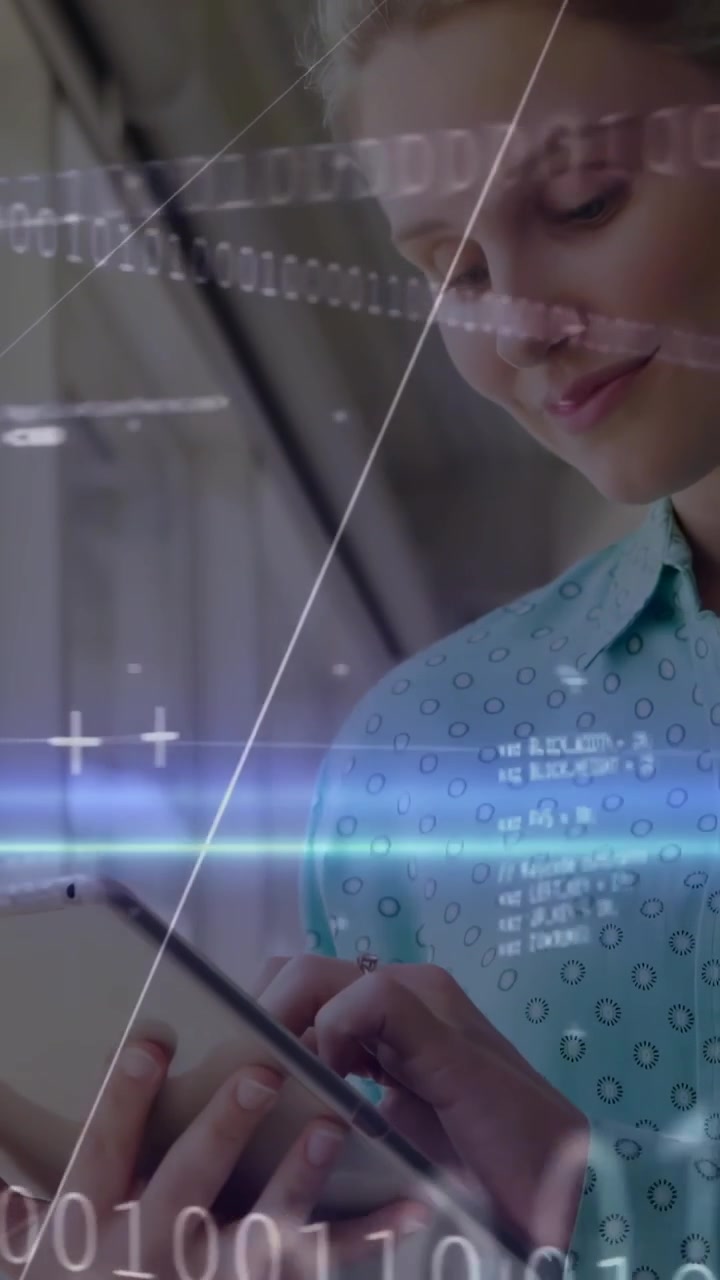 Video verticale: Donna che tocca un tablet, causando una sovrapposizione binaria animata che si estende sulle mani per una demo tecnologica.