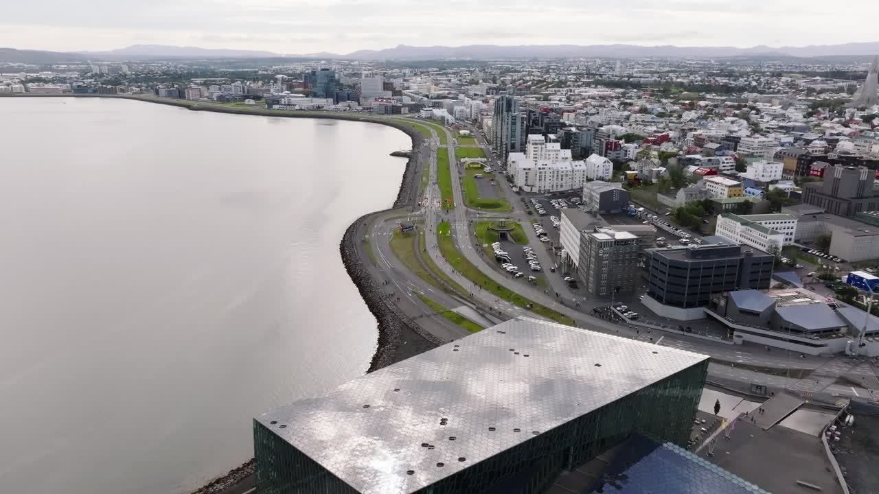 하르파 콘서트 홀을 날아다니며 거리에서 마라톤 달리기 선수들을 드러내는 레이크야비크