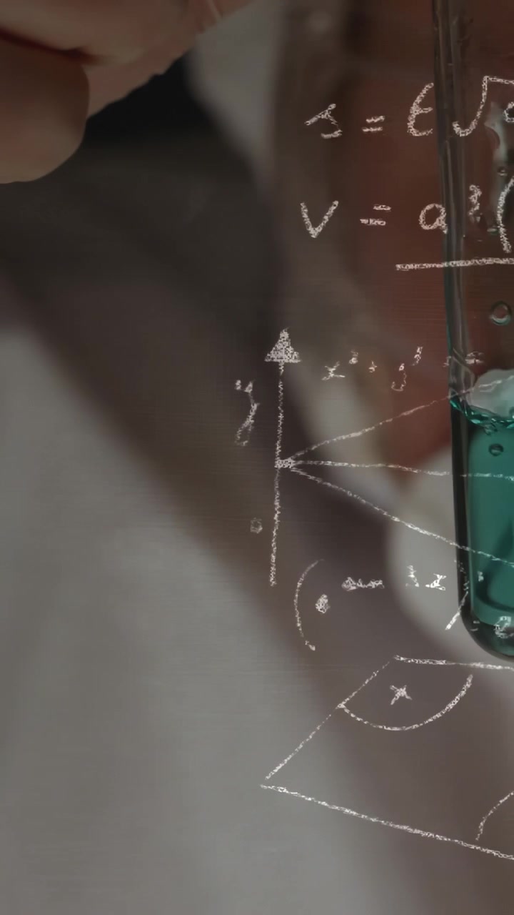 Scienziata con guanti in camice da laboratorio che stabilizza una provetta, inclinando un liquido color verde acqua in laboratorio sotto una sovrapposizione effetto gesso.