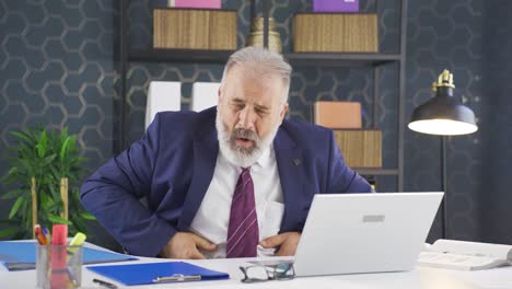 hombre de negocios con dolor de estómago.
