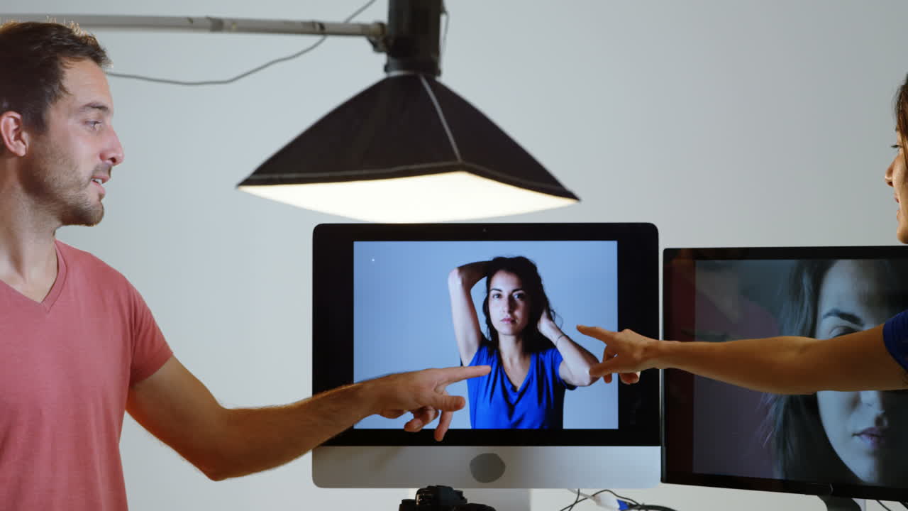 Fotógrafo y modelo conversando sobre fotos 4k