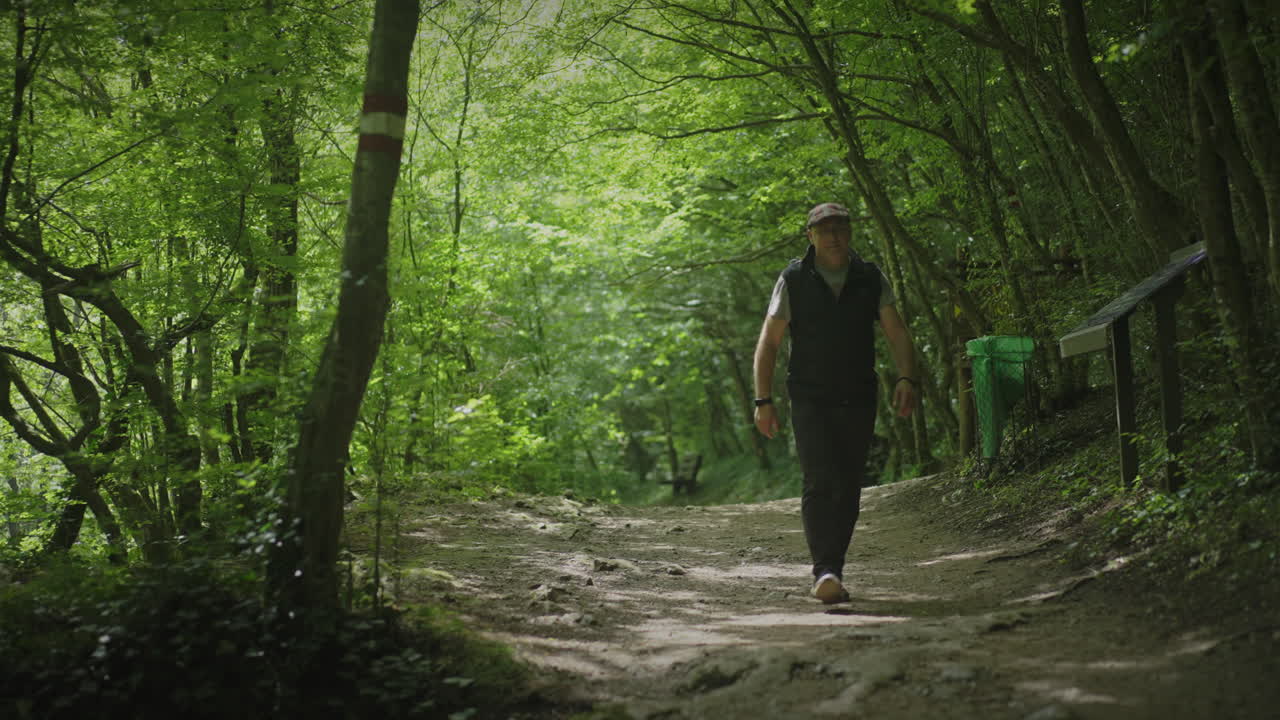 숲길을 고 있는 남자