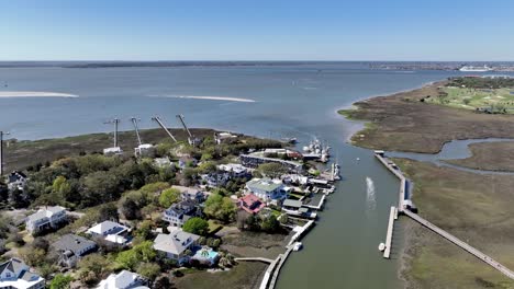 Antena-Alta-Sobre-Shem-Creek-Cerca-De-Charleston-Sc,-Carolina-Del-Sur