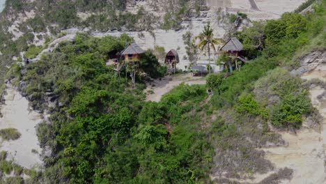 casas de árbol rumah pohon en el acantilado de la orilla del océano en la isla de nusa penida