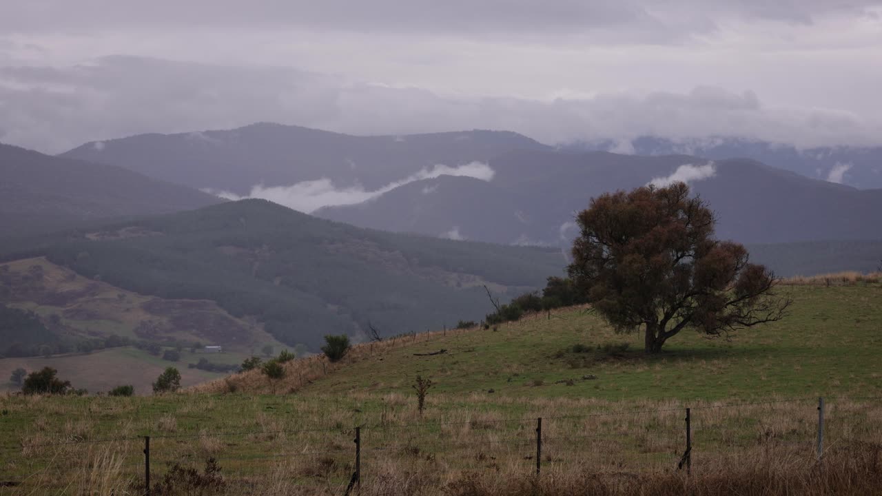 vistas regionales de nueva gales del sur cerca del mirador conmemorativo de la nube del sur en un día nublado