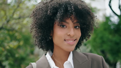 Retrato-De-Una-Atractiva-Mujer-Exótica-Con-Maquillaje-Natural-Frente-A-La-Vegetación-De-Verano.