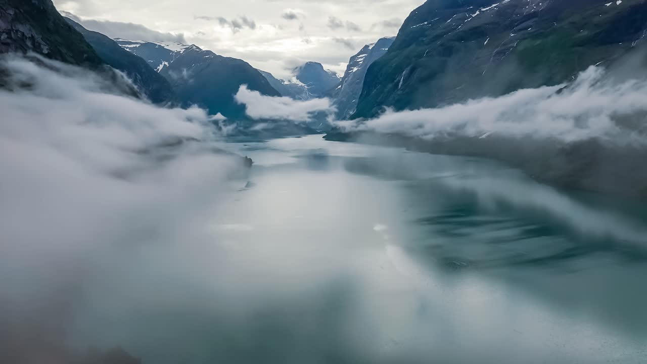 hermosa naturaleza noruega paisaje natural lago lovatnet volando sobre las nubes.