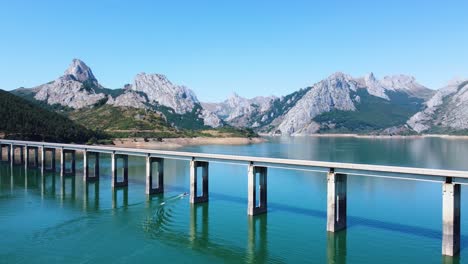 Captura-De-Drones-En-Rotación-En-El-Puente-De-Riaño-Y-El-Fondo-De-Las-Montañas-En-España