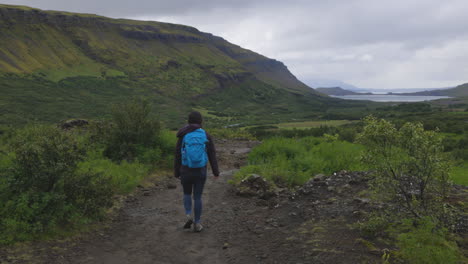 Gorgeous-wide-shot-of-a-young-woman-hiking