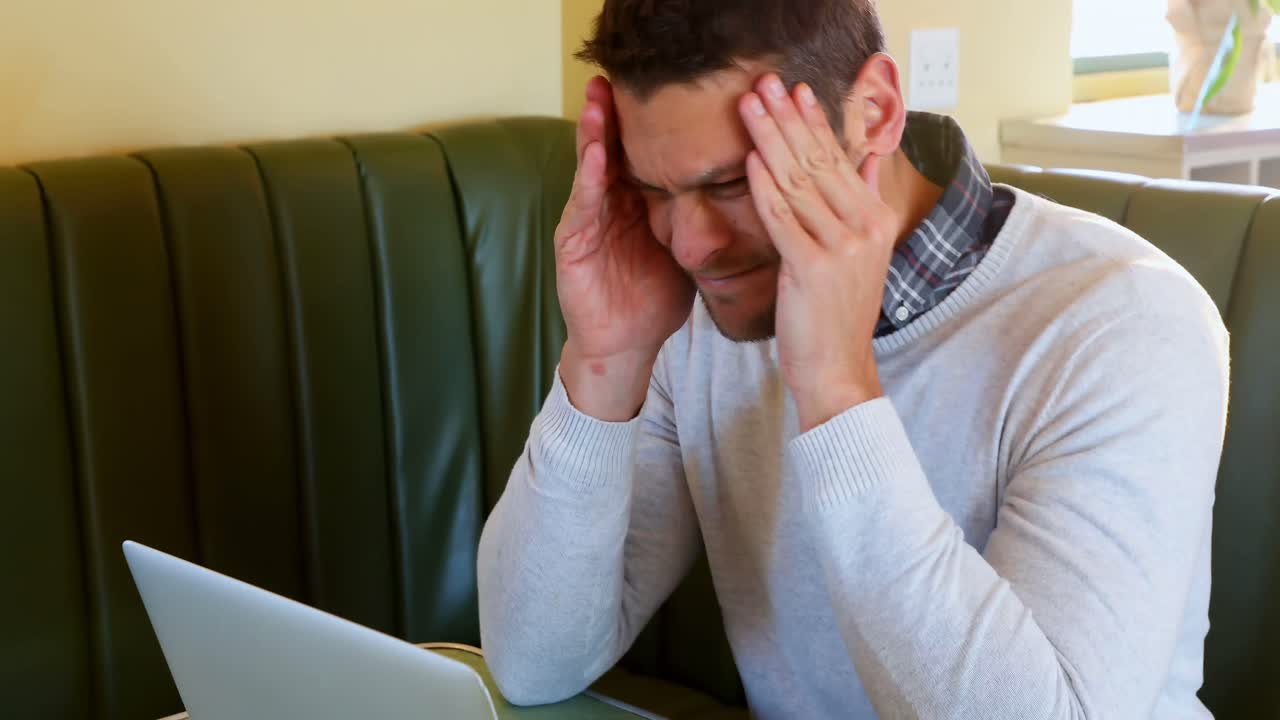 hombre deprimido usando computadora portátil 4k