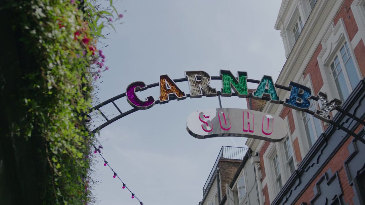 Insegna Carnaby Soho in una famosa via pedonale commerciale turistica britannica a Soho, nella Città di Westminster, Londra Centrale, Regno Unito