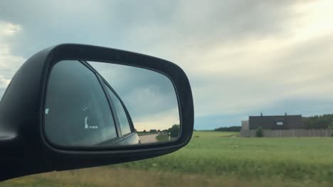 vista del espejo del coche de nuevo desde la carretera