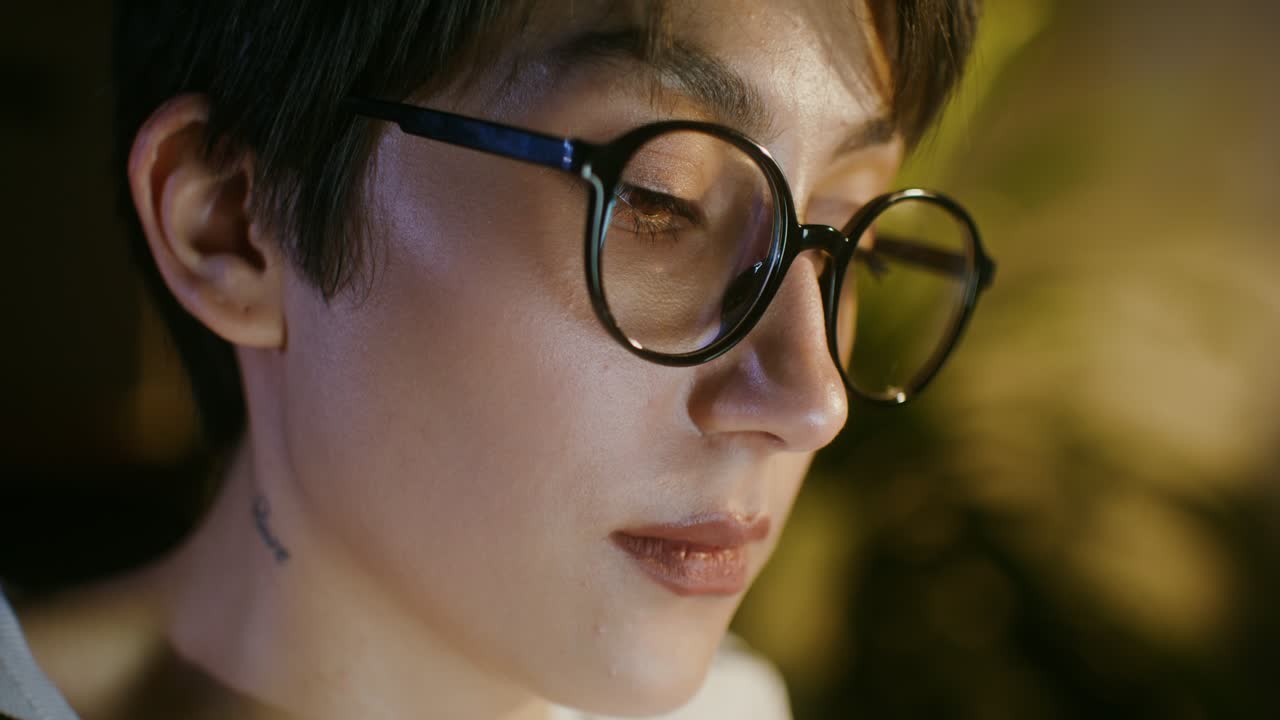 mujer con gafas, centrada en el trabajo