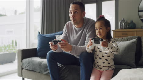 padre e hija jugando videojuegos
