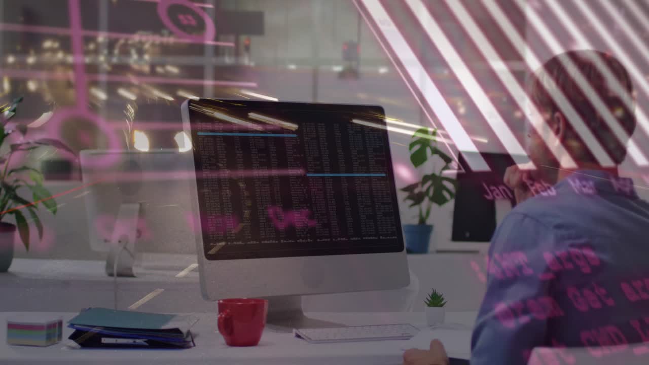 En mand sidder ved et skrivebord og ser kodningsdatabehandling på en computerskærm.