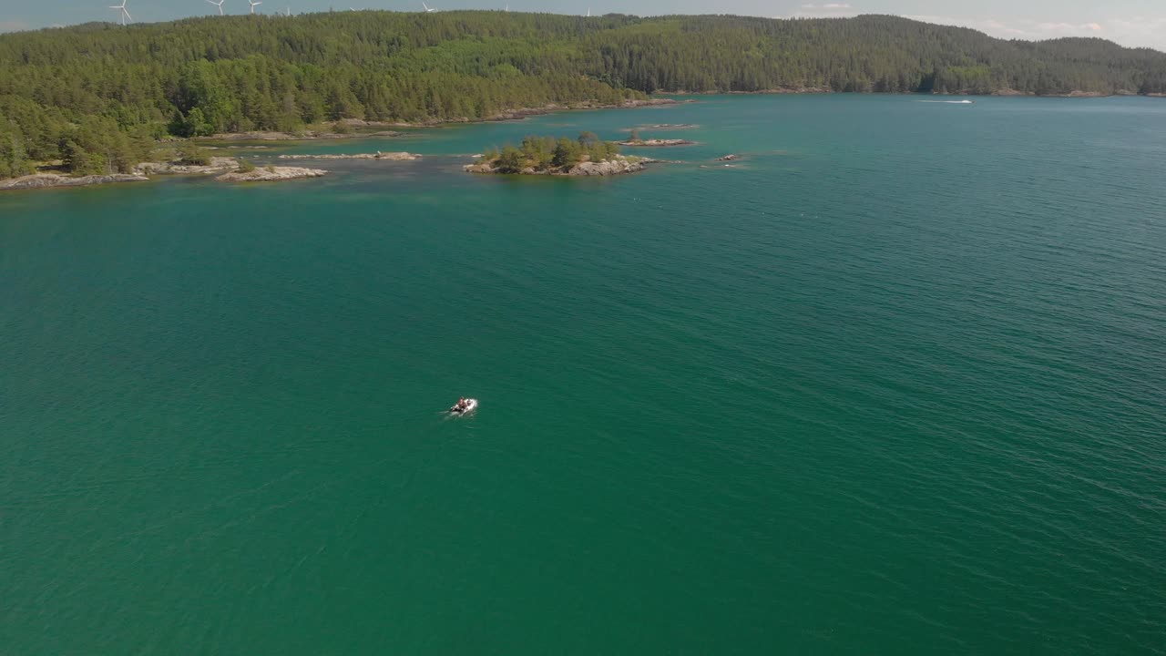 drone siguiendo un pequeño bote en el mar