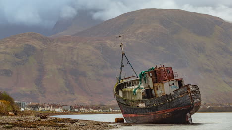 Escocia,-Tierras-Altas-Escocesas,-Corpach-Shipwreck-Time-Lapse-Mv-Dayspring,-Ben-Nevis-En-Segundo-Plano