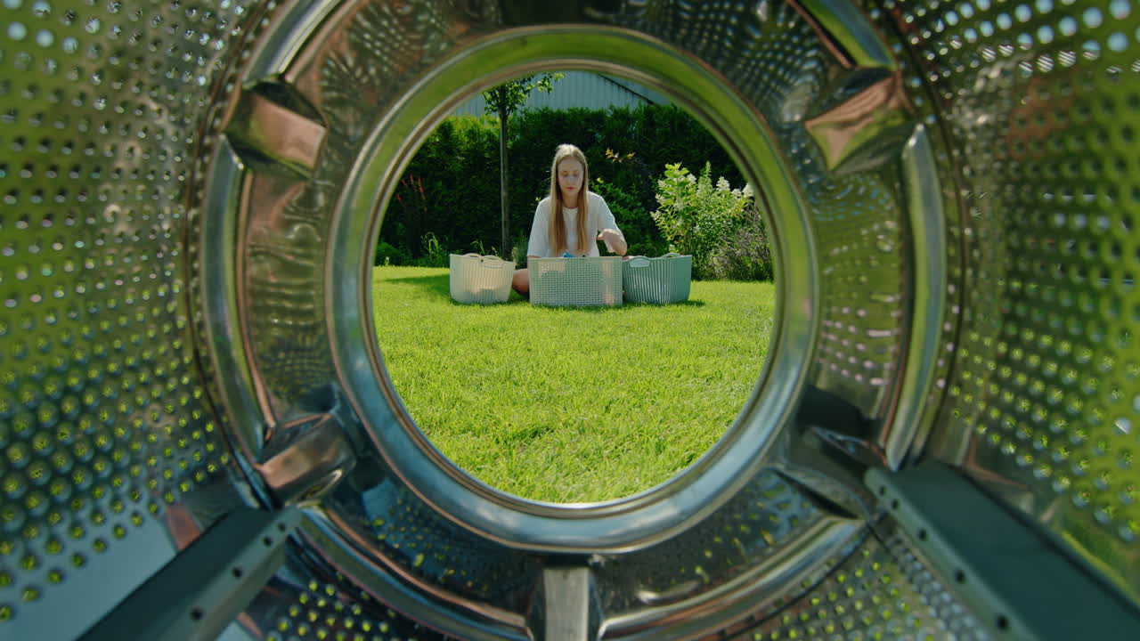 야외에서 세탁을 하는 여자