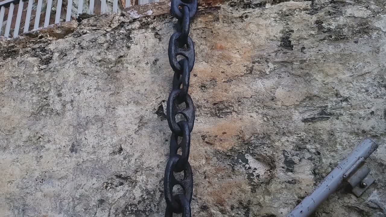 부두에서 검은 금속 선박 앵커 체인