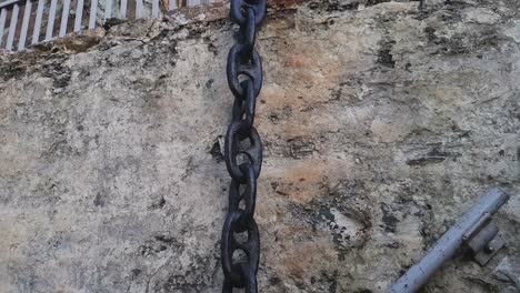 cadena de ancla de barco de metal negro en el muelle