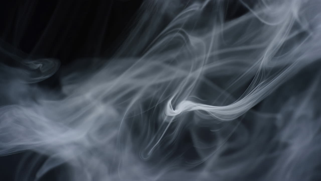 Abstract Fumo bianco che gira su uno sfondo nero