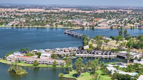 Schwenk-über-Die-Ferienanlagen-Auf-Der-Mulwala-Seite-Des-Sees,-Dann-Vorbei-An-Der-Straßenbrücke-Zur-Wehrbrücke