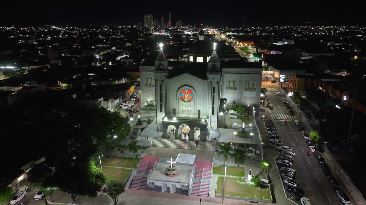 Chiesa Sagrado Coracao De Jesus a Juazeiro Do Norte, Ceará, Brasile. Piazza cittadina. Chiesa illuminata. Ceará, Brasile. Paesaggio urbano notturno. Chiesa Sagrado Coracao De Jesus a Juazeiro Do Norte, Ceará.