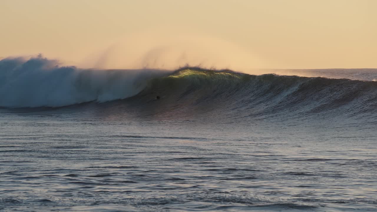 hermosas olas del océano en cámara lenta chocando y rompiendo en la orilla del mar en hawaii