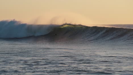 Hermosas-Olas-Del-Océano-En-Cámara-Lenta-Chocando-Y-Rompiendo-En-La-Orilla-Del-Mar-En-Hawaii