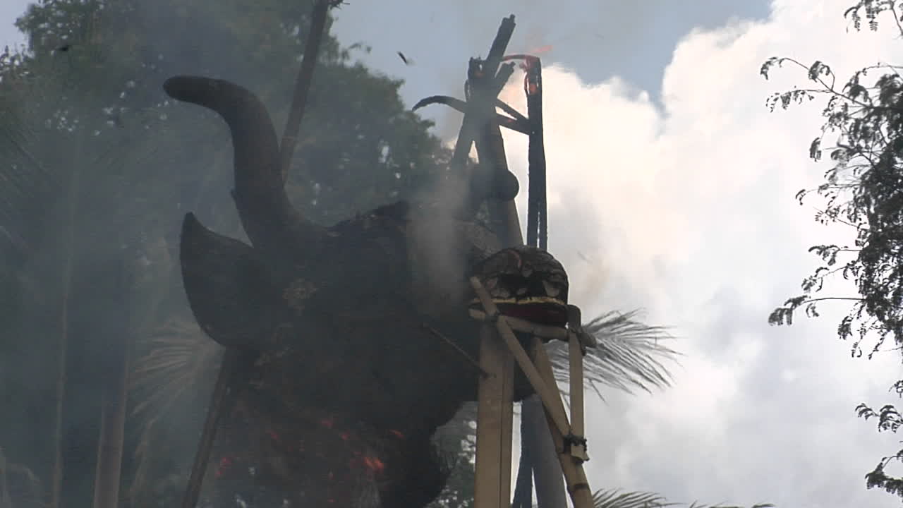 인도네시아 화장식에서 석관의 불타는 머리에서 연기와 재가 솟아오른다