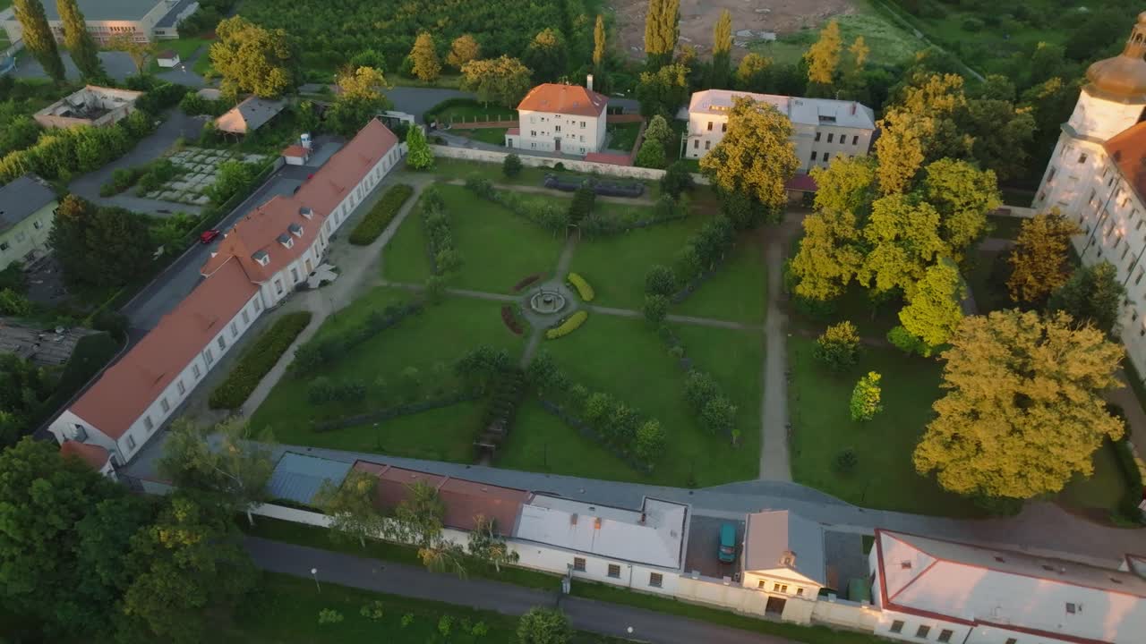 jardín barroco único en el área del hospital militar en klasterni hradisko en olomouc