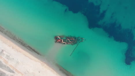 Drohnenvideo,-Das-Langsam-über-Dem-Schiffswrack-Absteigt,-Blaues-Meerwasser,-Von-Oben-Nach-Unten,-Griechenland