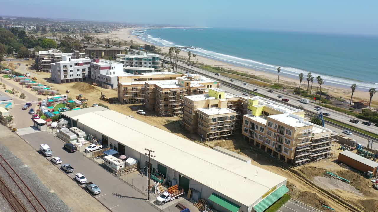 antena de condominios y construcción de desarrollo a lo largo de la costa del pacífico cerca de ventura california